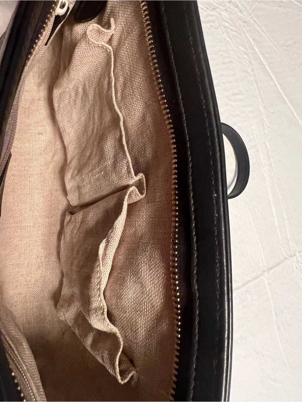 Gucci Black Embossed Leather Messenger Crossbody
